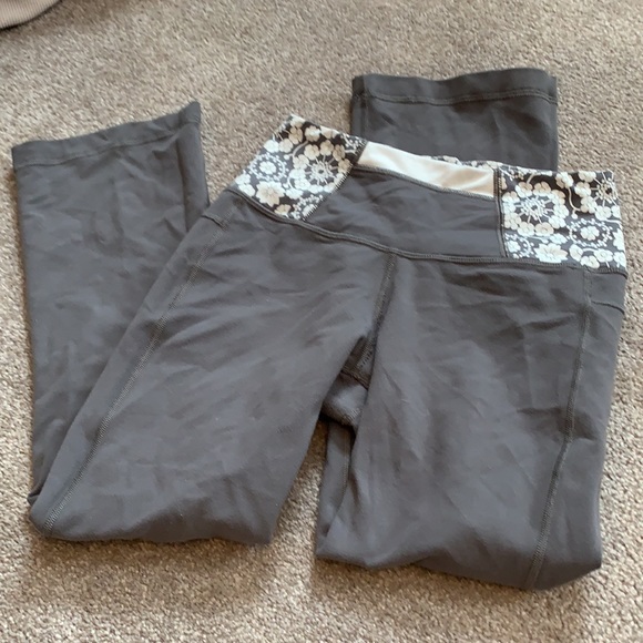 Lululemon Grey & White Floral Cropped Leggings - Picture 2 of 2